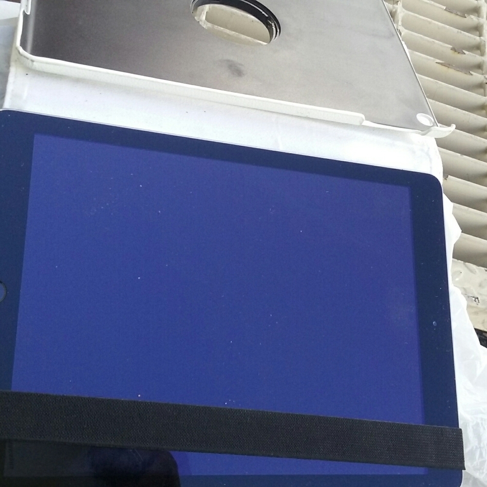 Apple Ipad - Picture 3 of 3